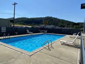Riverfront Lodge - Pool