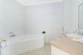 Richmond Motor Inn - Bathroom
