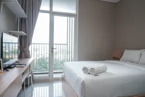 Comfortable Design Studio Apartment Ciputra International By Travelio - Chambre