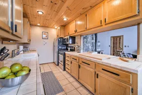 Deck + Fireplace: Log Cabin in Tahoe Donner! - Interiør
