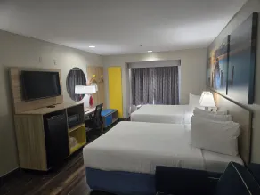 Days Inn & Suites by Wyndham Tampa/Raymond James Stadium - Chambre