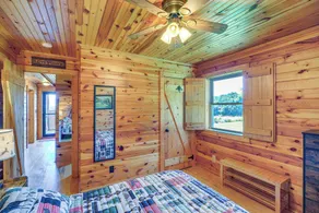 Cozy Cabin w/ Deck & Hot Tub in Blue Ridge Mtns! - Interiör