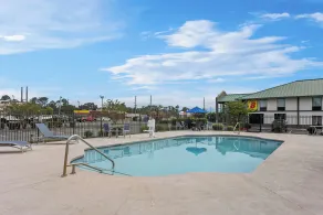  Days Inn by Wyndham Valdosta I-75 - Piscina