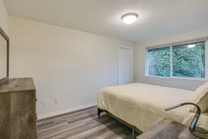 Modern Puyallup Townhome w/ Backyard & Fireplace - Interior