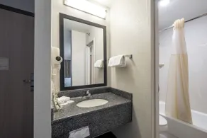 HomeTown Inn by Red Roof East Syracuse - Salle de bain