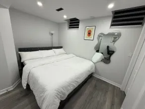 Cozy Private Two-Level Suite In Brampton With Separate Entrance And Living Area on Main Floor - Værelse