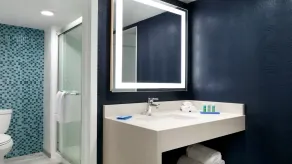 Holiday Inn Express - Williamsburg Busch Gardens Area by IHG - Badezimmer