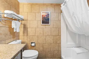 Days Inn by Wyndham Ames - Bathroom