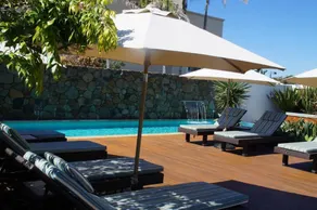 Bayview Beachfront Apartments, in town right on the beach - Pool