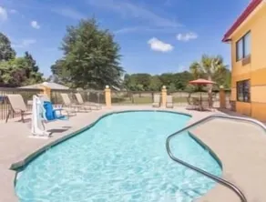 Super 8 by Wyndham Dublin - Piscine