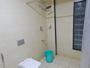 Hotel Aadhi - Bathroom