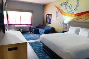 La Quinta Inn & Suites by Wyndham San Antonio Seaworld LAFB - Room