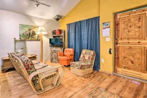 Idyllic Española Casita w/ Charcoal Grill - Intérieur