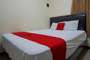 RedDoorz near GOR Wisanggeni - Chambre