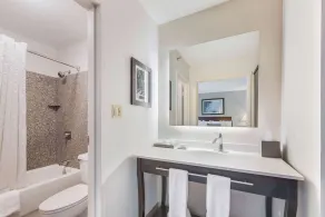 The Blu Hotel Blue Ash Cincinnati, an Ascend Collection Hotel - Salle de bain