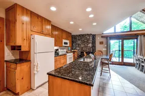 Waterfront Highland Lake Home w/ Deck + Dock - Intérieur