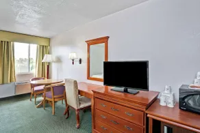Days Inn & Suites by Wyndham Fullerton - Room