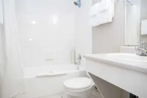 Sandman Inn Smithers - Bathroom