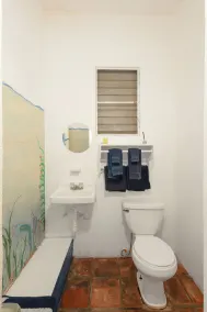Trade Winds Restaurant & Guest House - Bathroom
