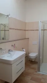 Familienorientiertes charmantes Apartment mit Terrasse, Grill und Garten | Gartenblick - Badezimmer