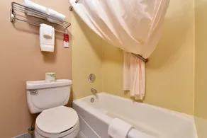 Baymont by Wyndham Blackwell I-35 - Salle de bain