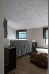 Sandy Kelt, Irish House Apartments - Zimmer