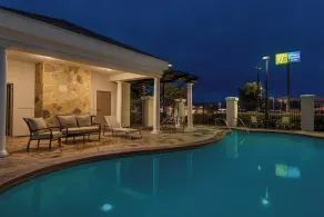 Holiday Inn Express Hotel & Suites McAlester by IHG - Piscina