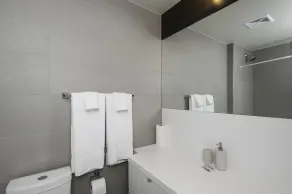 Velvet Stays – CN Tower and Convention Center - Baño