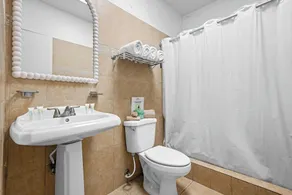 Borinquen Beach Inn - Bathroom