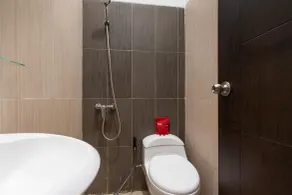 RedDoorz Plus near Trans Studio Cibubur 2 - Badeværelse