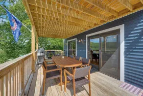 On Neal Pond! Spacious Group Retreat w/ Game Room - Interiör
