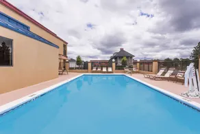 Days Inn & Suites by Wyndham Warner Robins Near Robins AFB - Piscine