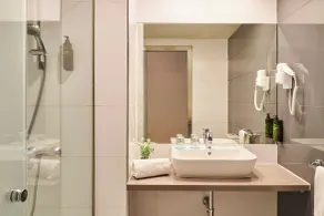 Ona Marbella Inn - Bathroom