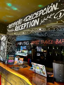 Moving Hostel Travel Bar - Recepción