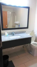 Quality Suites Tulsa I-44 - Salle de bain