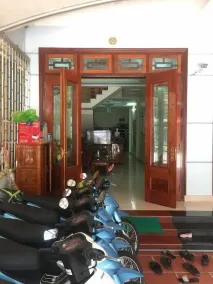 Hằng Thường Hostel - Motorbikes And Tour - Interior entrance