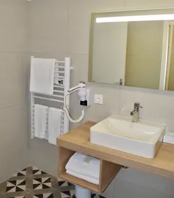 Hôtel et appartements les platanes - Salle de bain