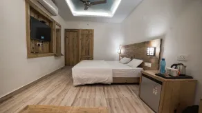 Hill Top Swiss Cottage - Room