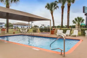 Quality Inn & Suites I-35 near Frost Bank Center - Piscine