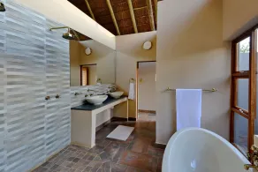 Black Rhino Game Lodge - Bathroom
