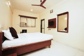 Hotel Della Comfort near Ambreshwar Shiv Mandir, Ambernath - Chambre