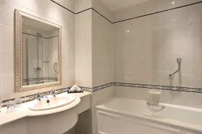 Macdonald Leeming House - Bathroom
