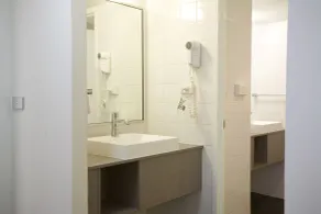 ibis Melbourne Hotel and Apartments - Bathroom