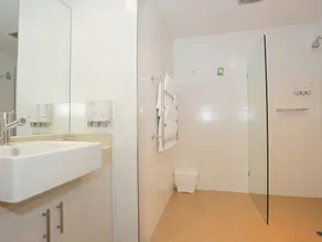 Brooklands Of Mornington - Bathroom