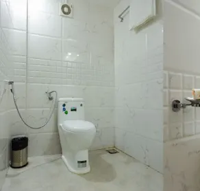Hotel Kochi Crown - Baño