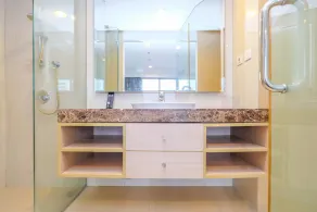 Exclusive and Comfy Studio Kemang Mansion Apartment By Travelio - Salle de bain