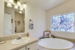 Waterfront Shady Cove Home w/ Fishing Deck! - Innvendig