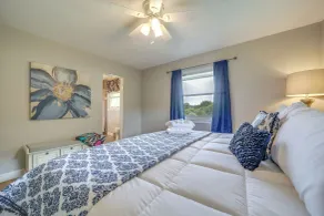 Centrally Located Brevard Home w/ Deck & Fire Pit! - Interiör