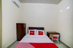 RedDoorz at Shine Guest House Tebing Tinggi - Chambre