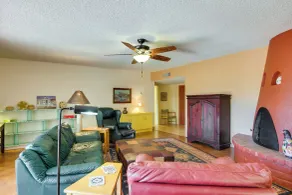 Green Valley Abode w/ Pool Access & Mtn Views - Innvendig